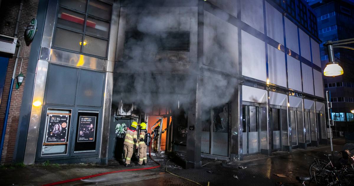 Politie op zoek naar twee verdachten op scooter na brand in #shishalounge in Arnhem.