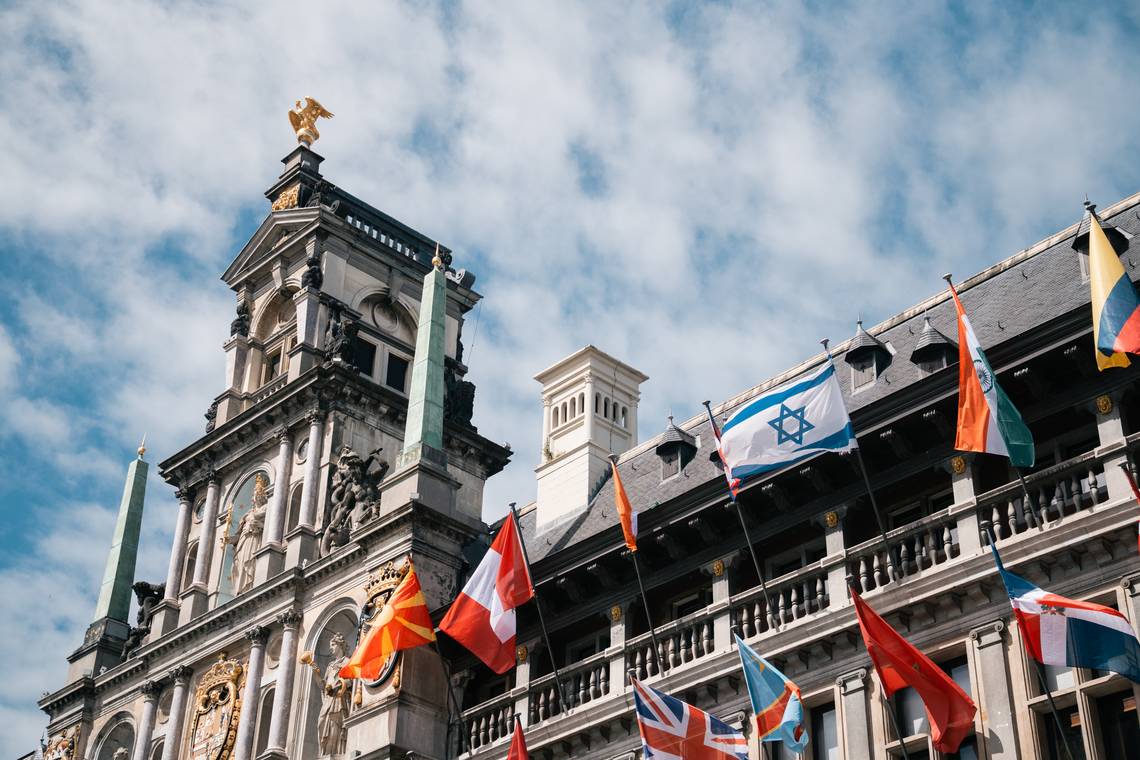 ‘Zo kun je geen college bij elkaar houden’: waarom de Israëlische vlag N-VA en Vooruit in Antwerpen verder uit elkaar drijft