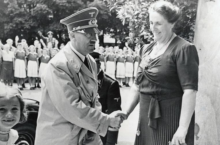 Wanneer Siegfried Wagner in 1930 sterft, gaat even het gerucht dat weduwe Winifred met ‘Nonkel Wolf’ zal hertrouwen. Sommigen beweren dat er sprake is van een relatie tussen haar en de nazileider. (Foto: met Winifred Wagner.) Beeld SZ Photo