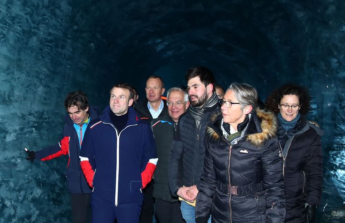 De president in de bekende grot van ijs. Na zijn bezoek maakte Macron de balans op van zijn acties voor het milieu. In een toespraak in het conferentiecentrum van Chamonix onderstreepte hij zijn groene koerswending.