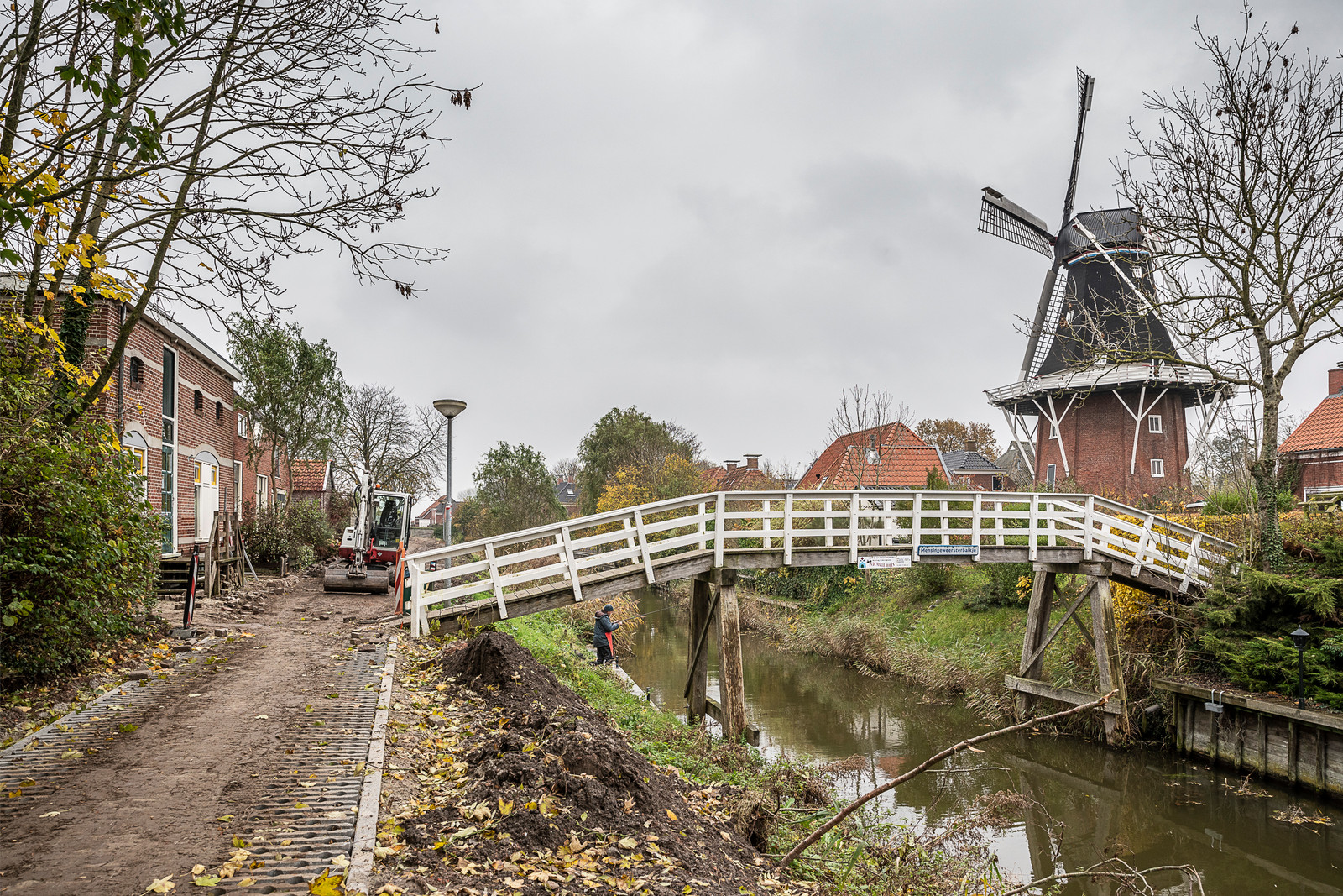 Met gelden uit het Nationaal Programma Groningen wordt de weg langs het water in Mensingeweer gerenoveerd, er komt ook een pleintje.  Beeld Harry Cock / de Volkskrant