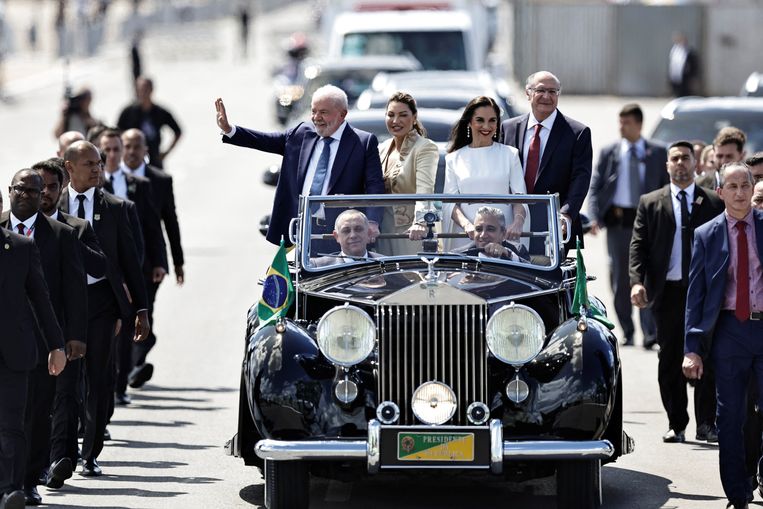 De nieuwe president Lula zondag, onderweg naar het parlement waar hij ingezworen zal worden.  Beeld REUTERS