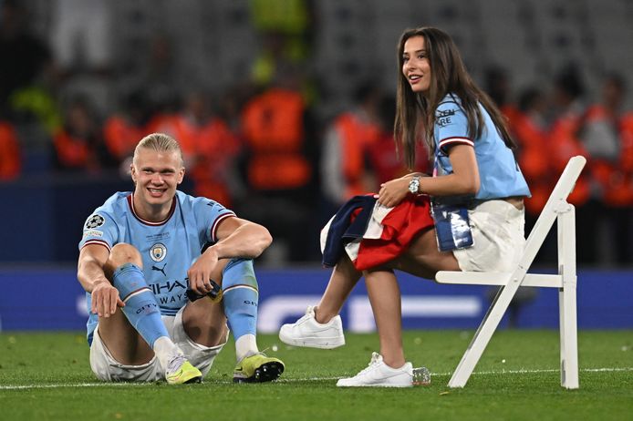 KIJK. De peperdure rugzak, de tranen, zijn meevierende vriendin en een  sigaar: zo beleefde Erling Haaland de finale en het feest achteraf, Champions League