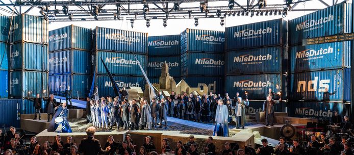 De opera Thijl werd vorige zomer gespeeld in een door zeecontainers gevormd theater op het terrein van het Nationaal Militair Museum in Soesterberg.