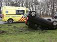 De auto naast de N347 bij Goor. De bestuurster raakte niet gewond.