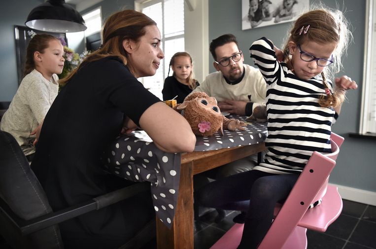 Het gezin Roos aan de eettafel in Bunschoten, met in de roze stoel de gehandicapte dochter Loïs. Beeld Marcel van den Bergh / de Volkskrant