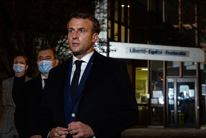 De Franse president Emmanuel Macron, en minister van Binnenlandse Zaken Gerald Darmanin bij de school waar de vermoorde leraar lesgaf in een voorstad van Parijs.