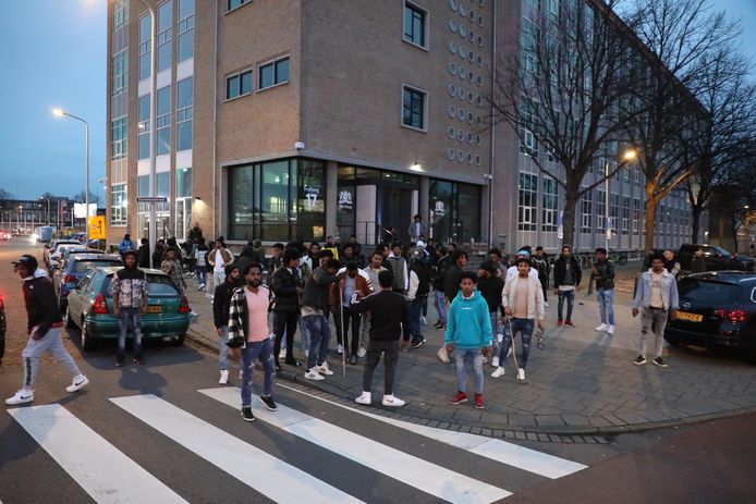 Een grote groep Eritreeërs is aangekomen op de Fruitweg in Den Haag om met hun landgenoten te vechten.