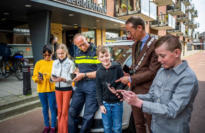 V.l.n.r.: Kriti, Ava, wijkagent Hans van Schaik, Armin, burgemeester Jan de Vries en Kenji