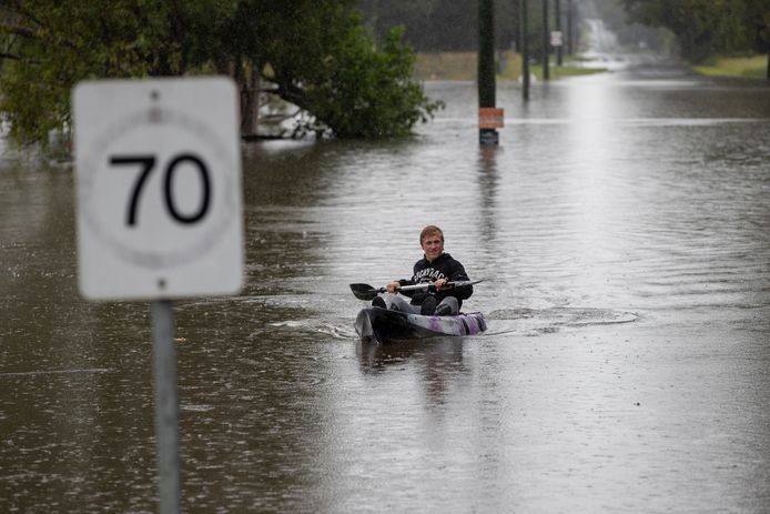 Een jongen in een kano in Londonderry.