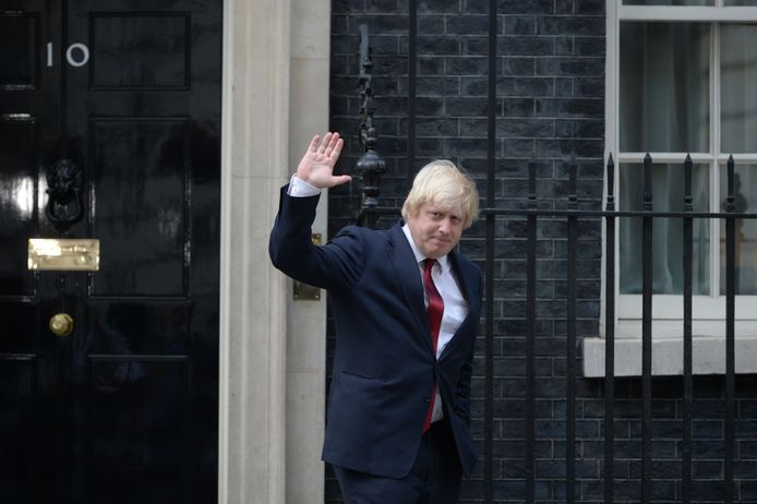 Boris Johnson voor de deur van Downing Street 10.