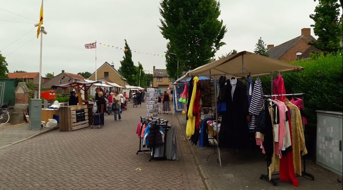 De braderie in Hengstdijk tijdens het midzomerfeest