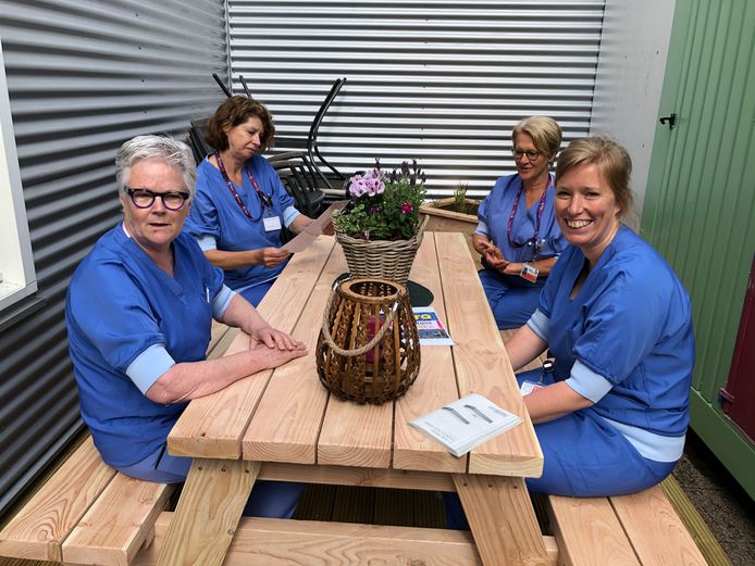 Ic-personeel van het Albert Schweitzer Ziekenhuis in Dordrecht is de koning te rijk met de mini-patio, de enige openluchtplek waar het even uit kan blazen