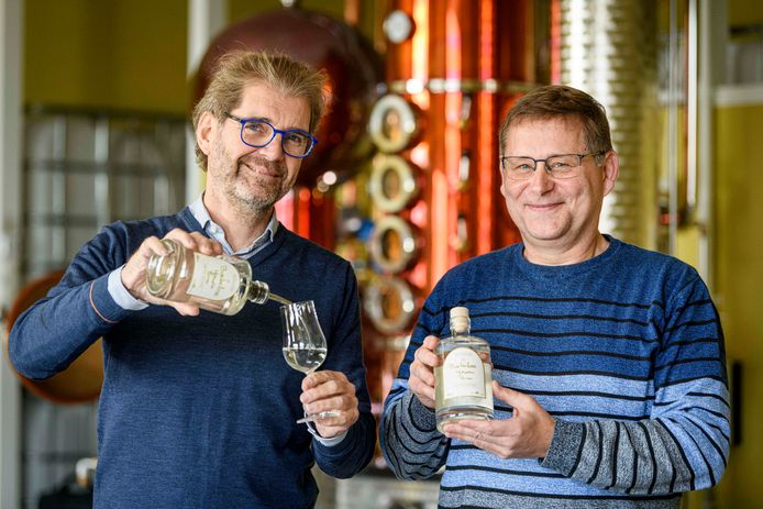 Maarten Jan Leppink, eigenaar van Stokerij Twentse Ketels, heeft samen met Jan Jacob Willems een puur lokale gin gestookt met hulp van een Zuid-Amerikaans plantje uit Boekelo.