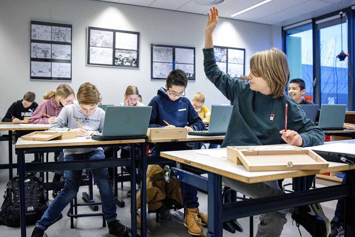 Leerlingen aan de slag met hun laptop. Technologie kan een goed hulpmiddel zijn, menen experts. Beeld BELGAIMAGE