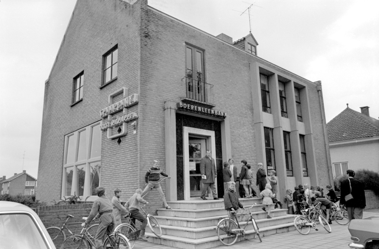Filiaal van de Boerenleenbank in het Brabantse Sint Anthonis, 1966. Beeld anp
