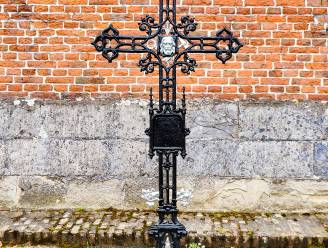 Gietijzeren kruis op kerkhof van Michelbeke is gerestaureerd
