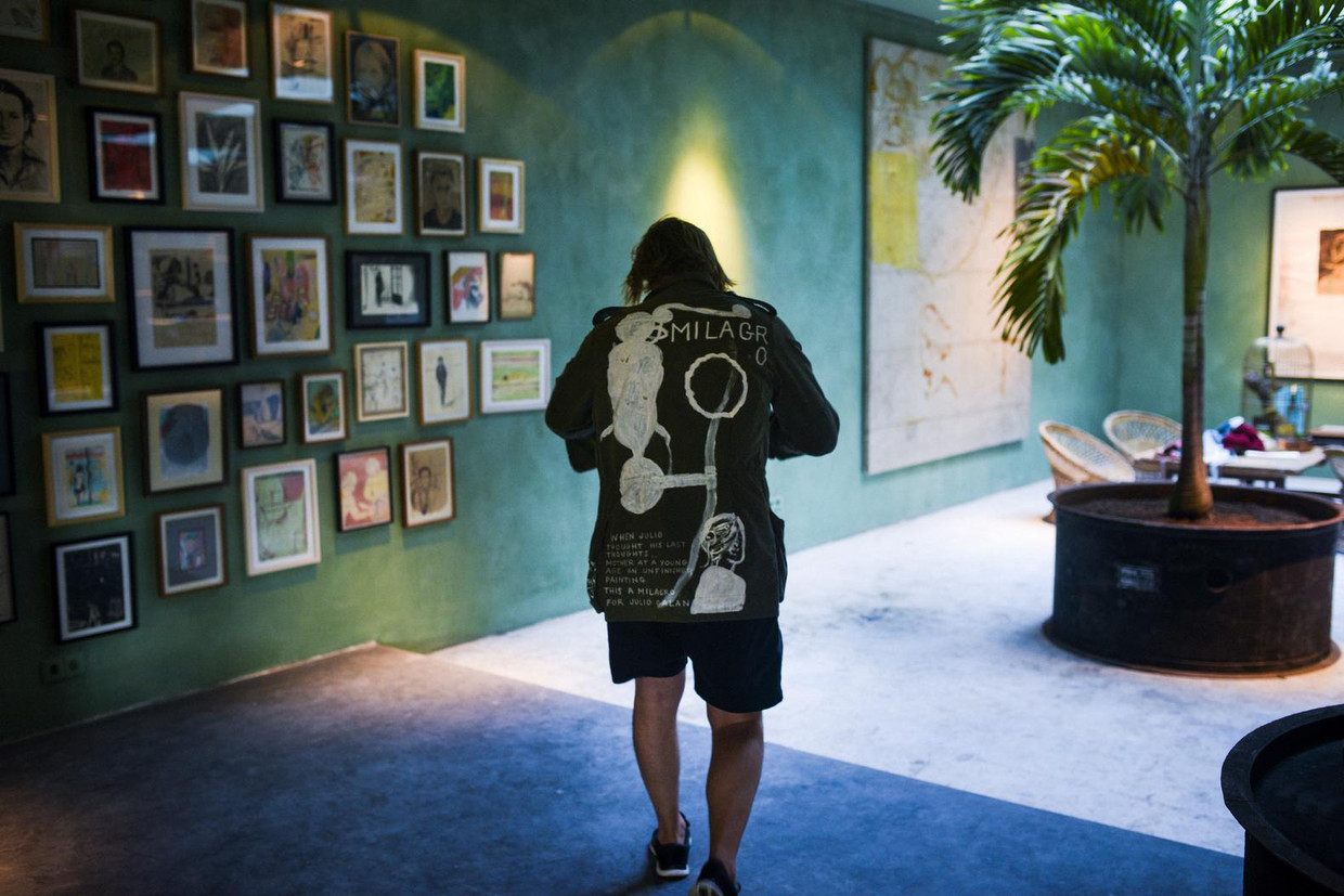 Kledinglijn. Krabbé in zijn expositieruimte The Random House: 'Quodnon heet de kledinglijn die Patrice Luykx en ik hebben ontworpen. Het betekent 'dat wat het niet is'. Dat geeft veel vrijheid. Nu zijn het bijvoorbeeld jassen, T-shirts en tassen die ik beschilder, maar de volgende keer kunnen het ook parka's zijn. Elk jasje heeft zijn eigen verhaal, maar alleen de drager kent het: de uitleg zit verstopt in de mouw of de kraag.' Beeld Dim Balsem