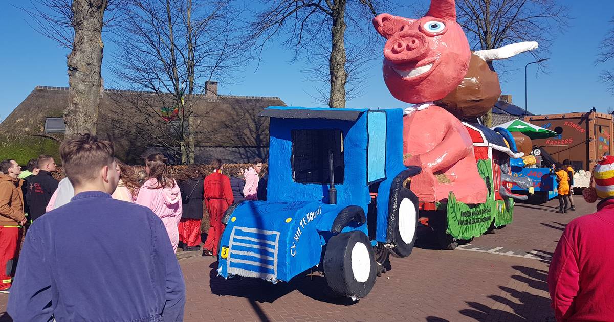 ‘Historische’ optocht voor duizenden carnavalliefhebbers: ‘Eigenwijs is ook wijs zeggen we in Vinkel