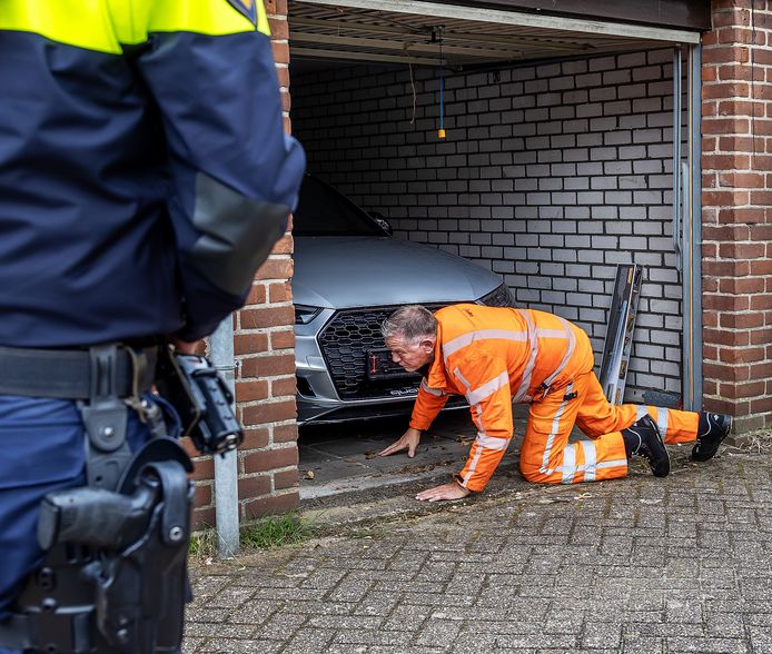 Politie vindt dure Audi bij het openbreken van garageboxen in Overvecht op zoek naar plofkraakspullen.