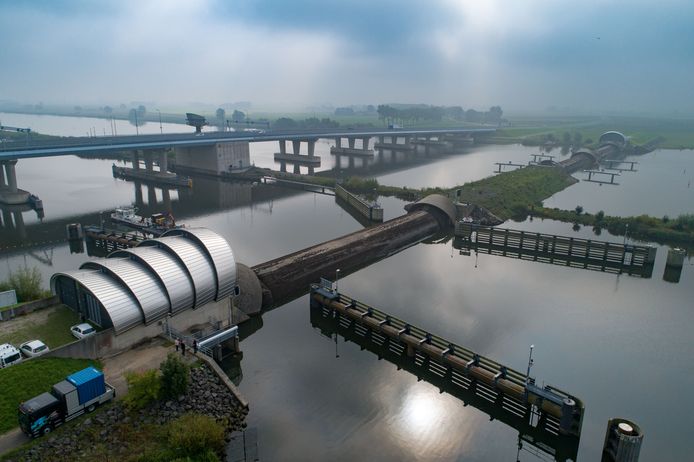 De Balgstuw (stormvloedkering) Ramspol bij Kampen blaast bij hoogwater in het IJsselmeer automatisch op.