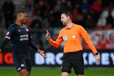 Dumfries over penaltymoment: Scheidsrechter houdt rekening met het veld