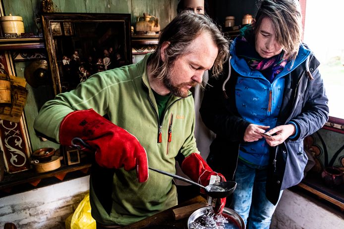 Speciaal voor de expositie Het verhaal van Nicolaas maakt tingieter Erwin Ruiter in Archeon, onder toeziend oog van conservator Anne Nies Keur, de eerste insignes. Deze zijn te koop voor bezoekers aan de tijdelijke expo.