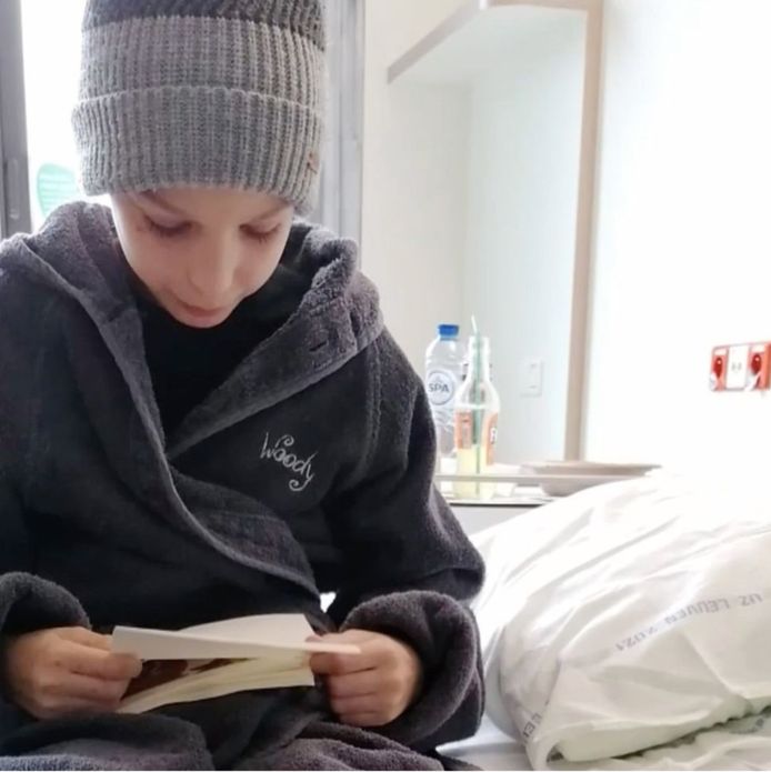 Tom in het ziekenhuis: de jongen strijdt al voor de vierde keer tegen leukemie.