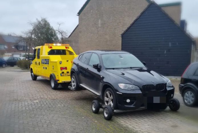 De auto wordt weggehaald.