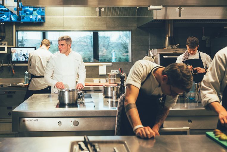 Tim Boury in zijn keuken. Beeld Rebecca Fertinel