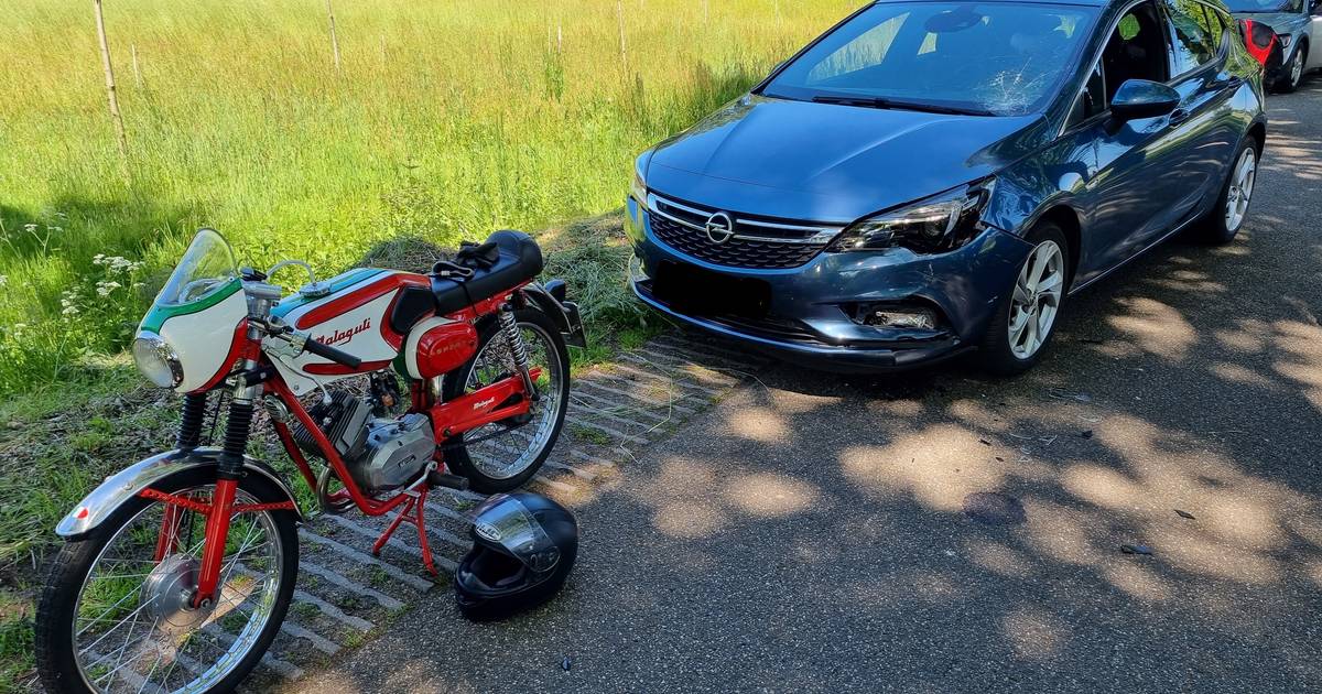Jaren 70 brommer komt tijdens oldtimertour in botsing met een auto.
