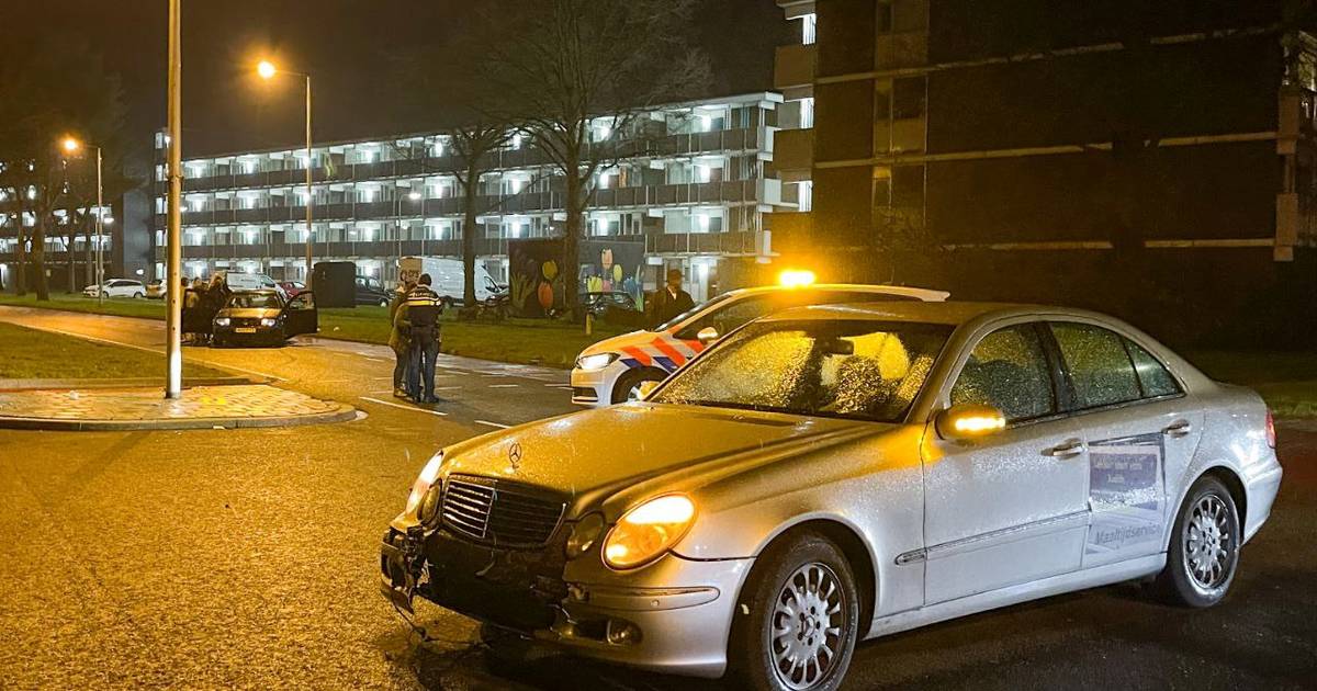 Twee lichtgewonden bij ongeval in Enschede: auto’s botsen op de Broekheurne-Ring.