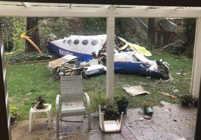De romp van het gecrashte vliegtuig kwam bij iemand in de achtertuin terecht.