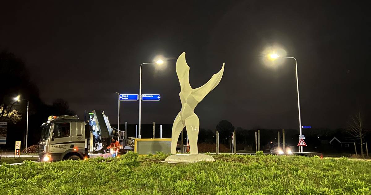 Kunstenaar John schenkt 3 meter hoog beeld ‘Coronikè’ aan Haps