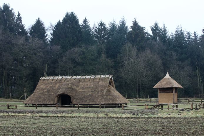 Op het Wekeromse Zand staat een herbouwde boerderij uit de ijzertijd.