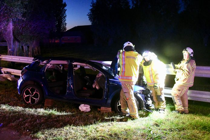 Het ongeval gebeurde langs de Koolskampstraat in Lichtervelde. De Volkswagen Polo belandde naast de weg tegen een stevige omheining.