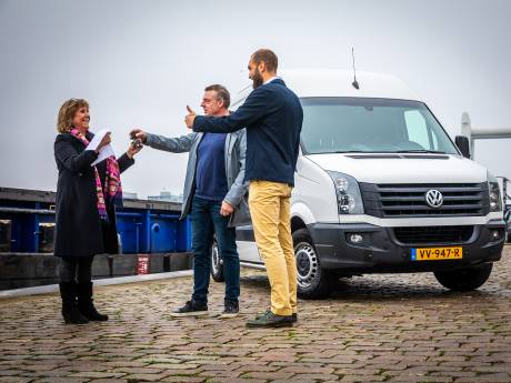 Stichting Geef het Dordt krijgt bus van Lionsclubs en AA Rental: ‘Die was zo nodig’