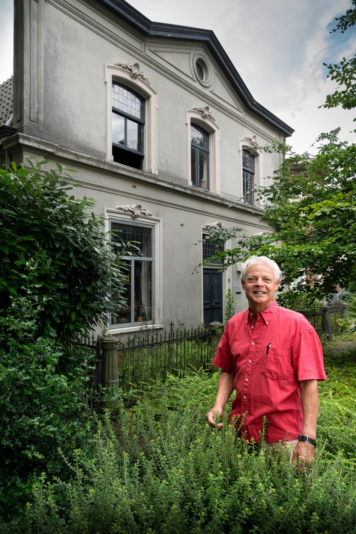 In de oude directeursvilla van Oerle Alberton bij Leo van Geffen wordt de voorstelling De Lichtwerkers gehouden.