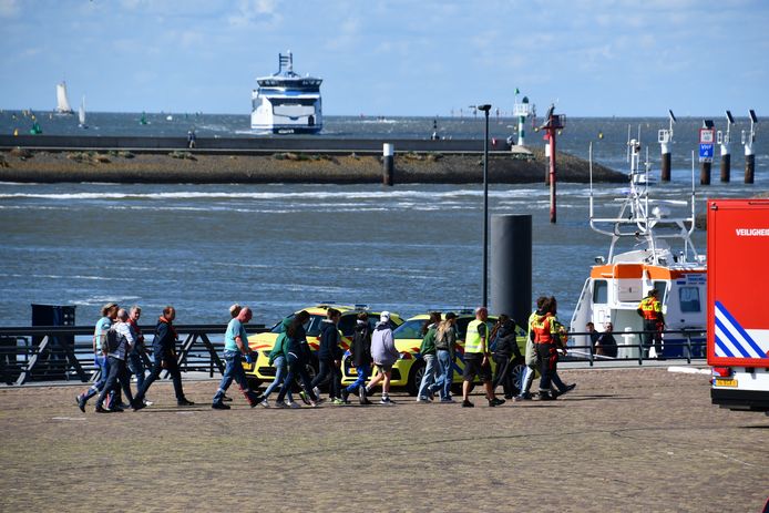 Alle passagiers en het schip zijn door de hulpdiensten naar Harlingen gebracht.