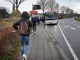 Scholieren op weg naar de bus die naar Rozenburg gaat. Regelmatig misdragen sommigen van hen zich onderweg.