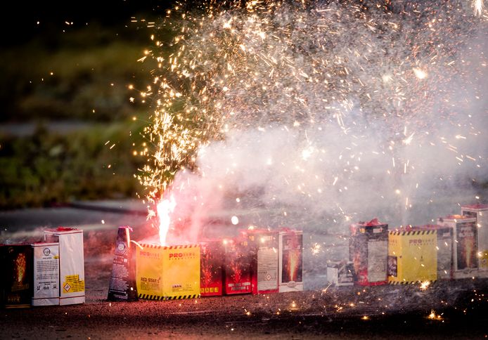 Medewerkers van de Inspectie Leefomgeving en Transport (ILT) testen consumentenvuurwerk.