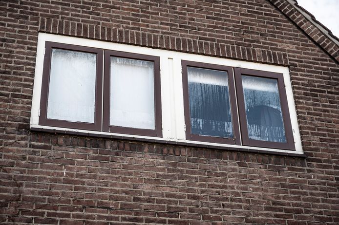 Vocht op de ramen in het Nijmeegse Waterkwartier, waar 65 slecht geïsoleerde woningen nu worden gerenoveerd.