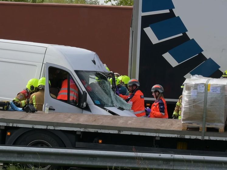 Beknelde persoon bevrijd na aanrijding op A15 bij Rotterdam