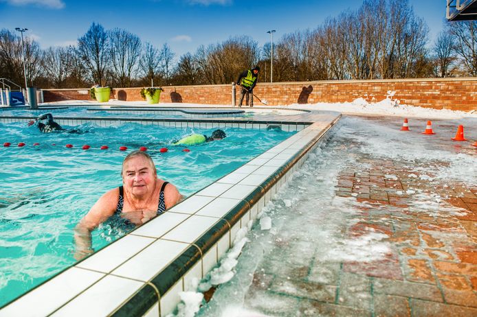 Zwemmen in het buitenbad terwijl het Wil (75) plonst er gewoon in: 'Het is zalig!' | Winterweer Groene Hart | AD.nl
