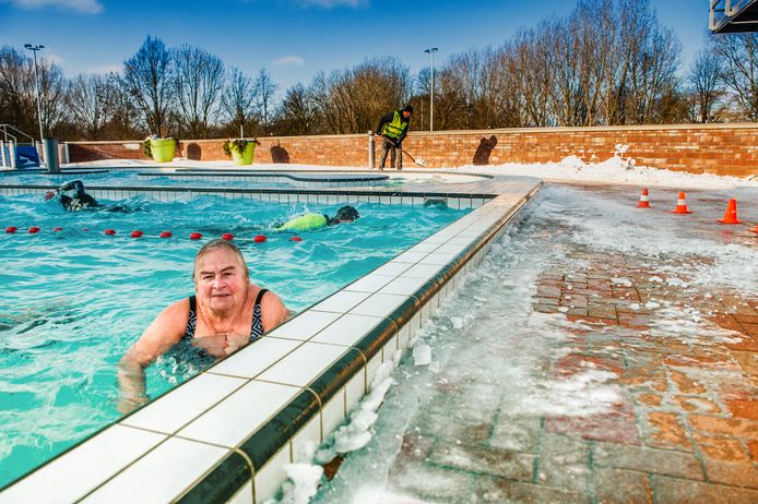 Zwemmen In Het Goudse Buitenbad Terwijl Het Vriest Wil 75 Plonst Er Gewoon In Het Is Zalig Winterweer Groene Hart Ad Nl