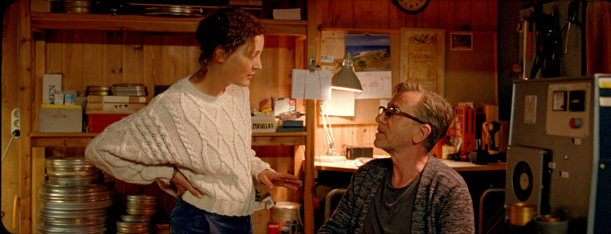 In ‘Bergman Island’ gaat regisseurskoppel Chris (Vicky Krieps) en Anthony (Tim Roth) op schrijfretraite op het Zweedse eiland Fårö. Beeld RV