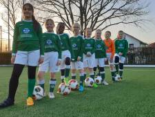 Het meidenteam van FC Berghuizen zamelt met grote dribbelactie geld in voor slachtoffers van ramp in Turkije 