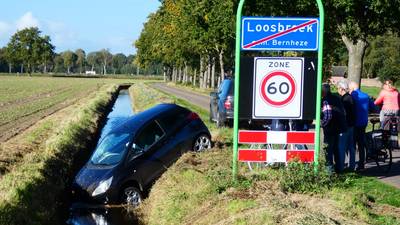 Auto belandt in de sloot in Loosbroek