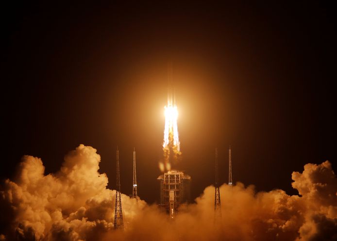 De Lange Mars 5 draagraket werd maandagavond gelanceerd vanop de lanceerbasis in Wenchang op het Zuid-Chinese eiland Hainan.