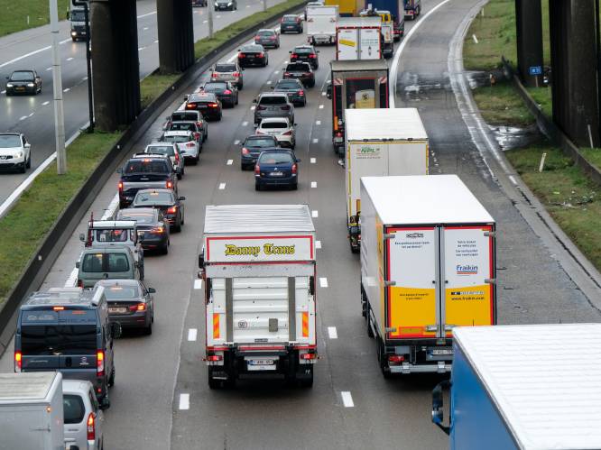 Drie kwartier file op Brusselse Buitenring richting Halle vanaf Vilvoorde: rijstrook versperd ter hoogte van Jette